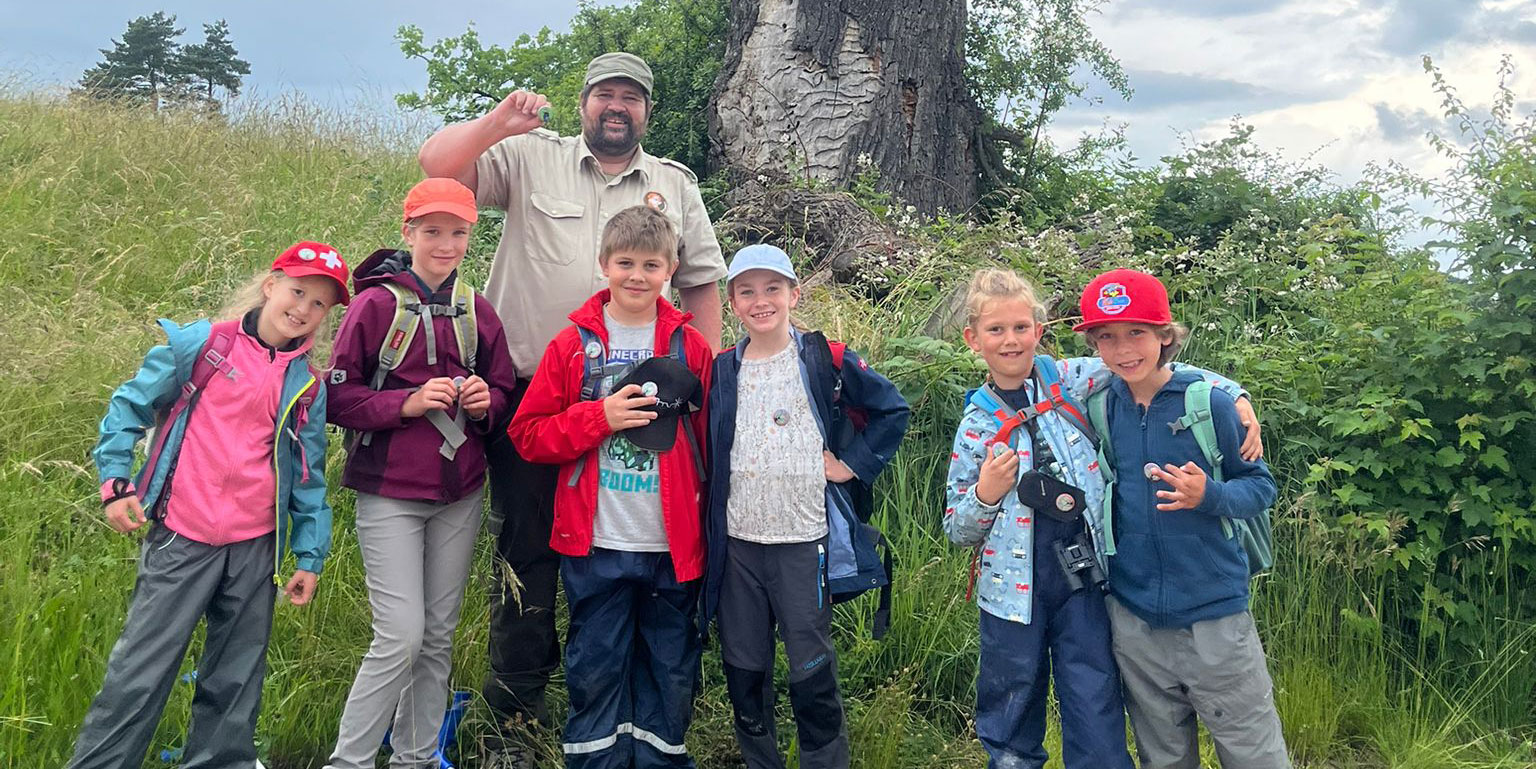 Stolze Junior Rangers mit ihren neuen Buttons.