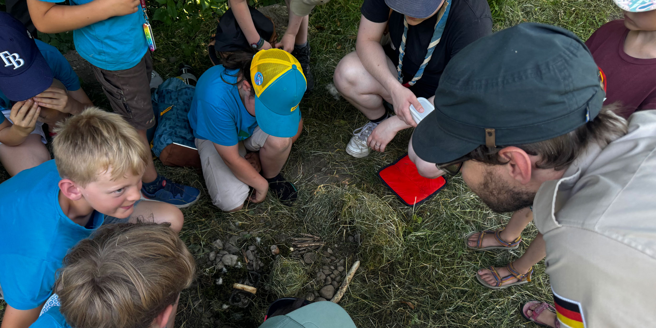 Die Junior Rangers bauen den natürlichen Grundwasserfilter «Boden» nach.